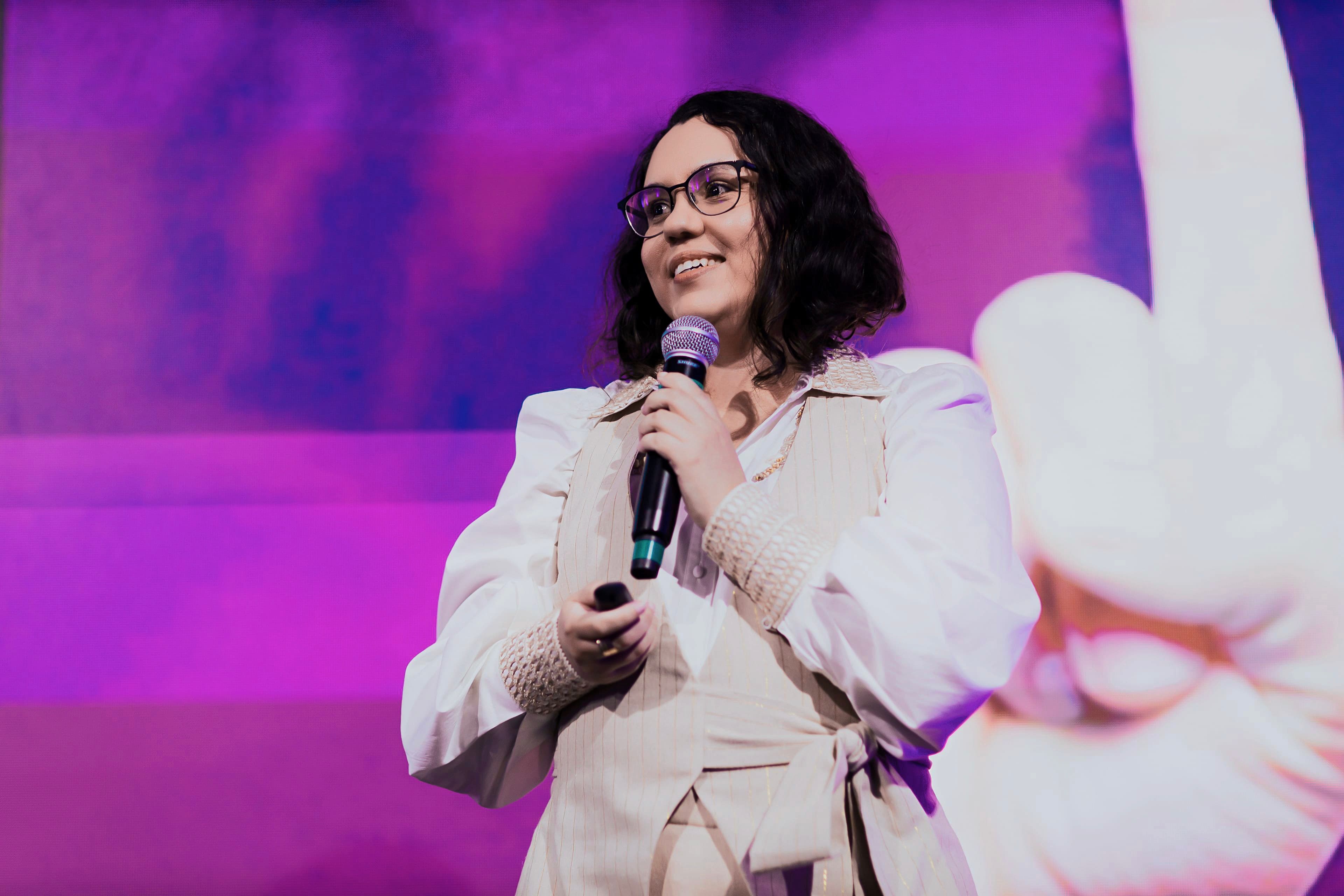Ana Paula Perci falando ao microfone