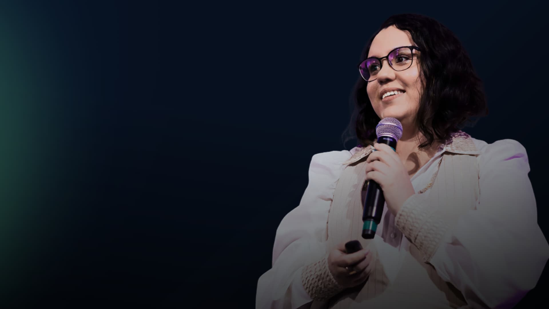 Ana Paula Perci falando ao microfone